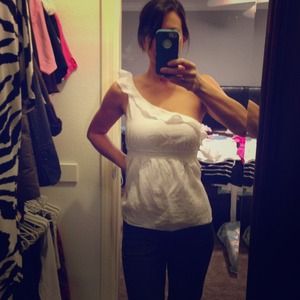 ✂REDUCED!✂Sweet, white ruffle one shoulder top