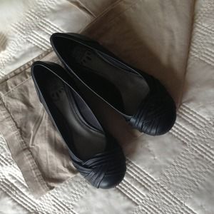 Black wedges