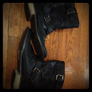 Short black boots with buckles