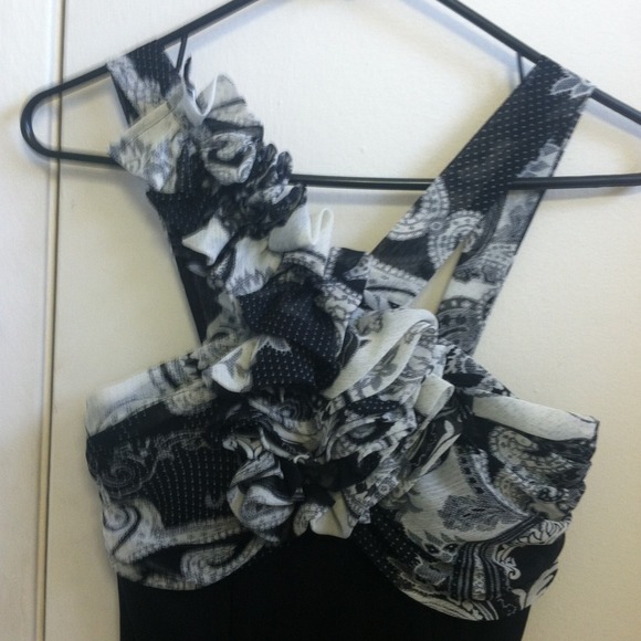 ✨Price Reduced!✨ Black and white pattern dress - Picture 2 of 4