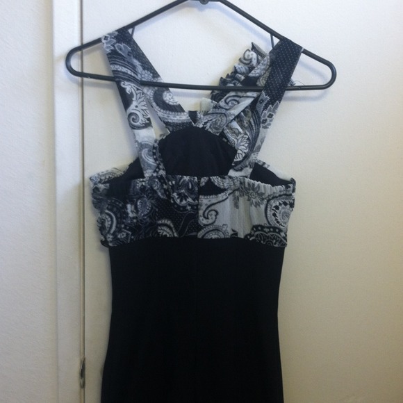 ✨Price Reduced!✨ Black and white pattern dress - Picture 4 of 4