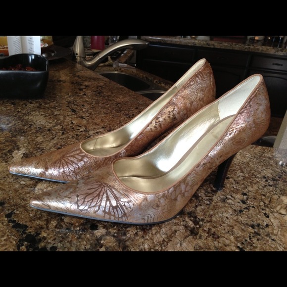 Gold holiday pump
