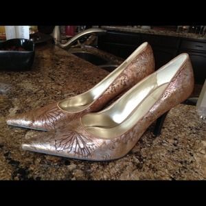 Gold holiday pump