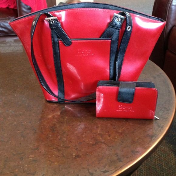 Used red patent leather finish medsizebag/wallet - Picture 1 of 4