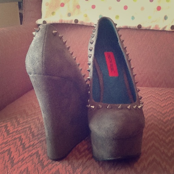 London rebel wedged pumps