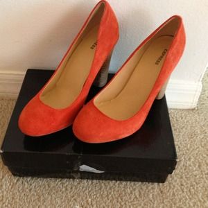 Round toe chunky heel pumps