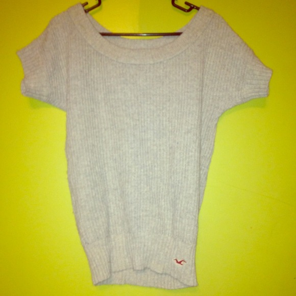 Short sleeve grey Hollister sweater.