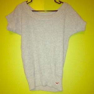 Short sleeve grey Hollister sweater.