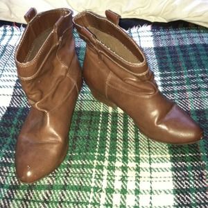 Brown cow girlish boots.