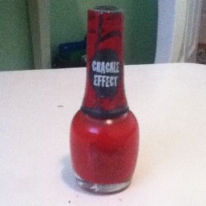 Finger nails crackle nail polish