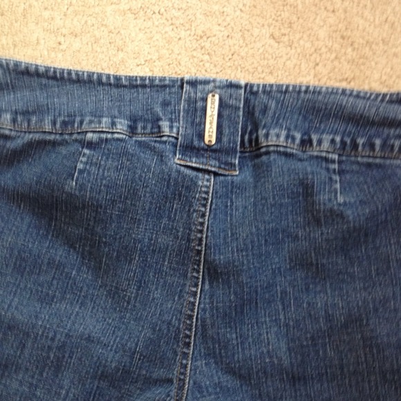 DKNY size 9. 15 in waist, 31 in inseam - Picture 3 of 4