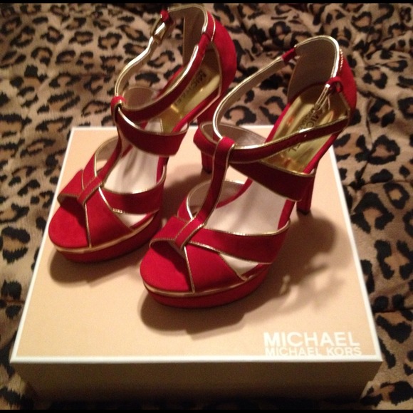 Never been worn Michael Kors pumps