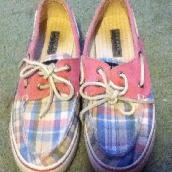 Sperrys plaid size 7