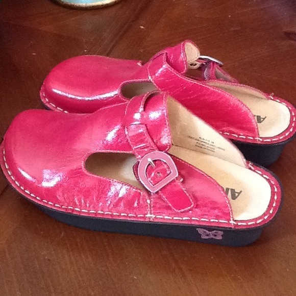 Alegria clogs slide on hot pink