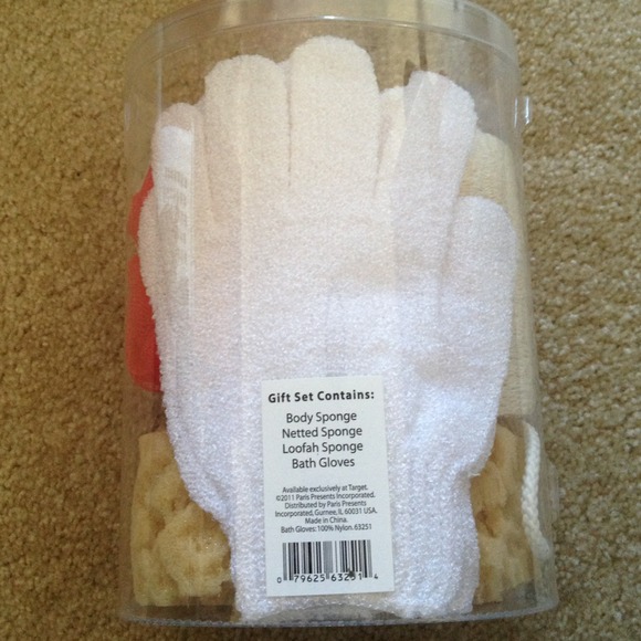 SOLD 4-piece Accessory Gift Set - Picture 2 of 3