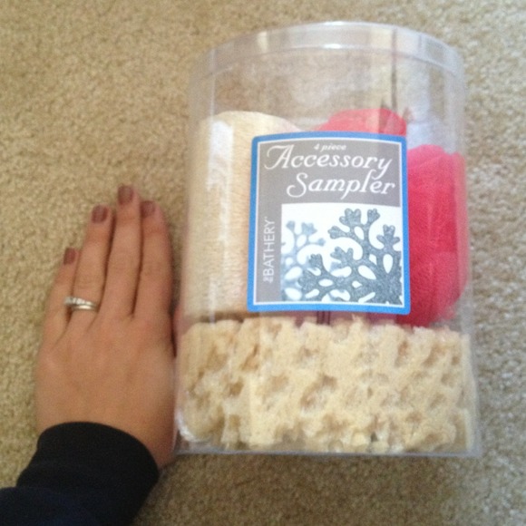 SOLD 4-piece Accessory Gift Set - Picture 3 of 3