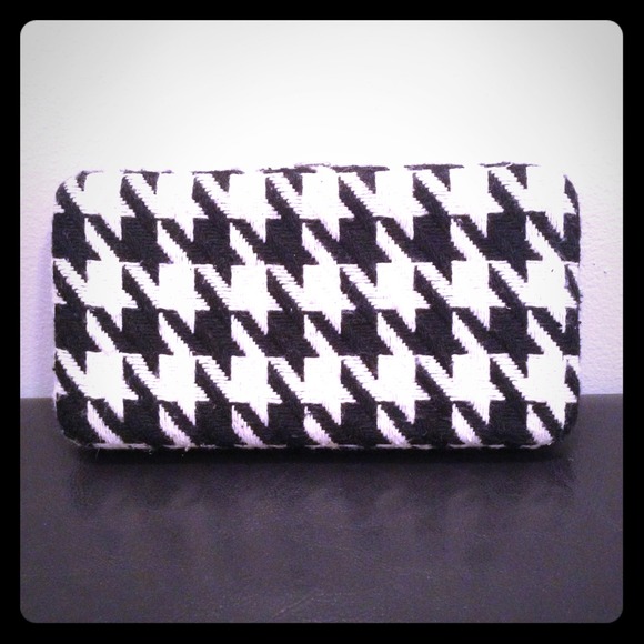 BUNDLE @peanutsrock12 Houndstooth clutch & sandals