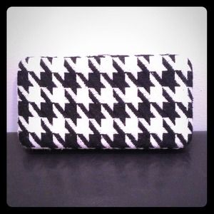 BUNDLE @peanutsrock12 Houndstooth clutch & sandals