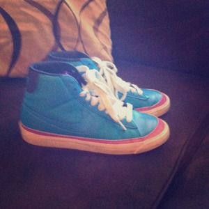 Women's Nike hightops size 9. Slightly worn.