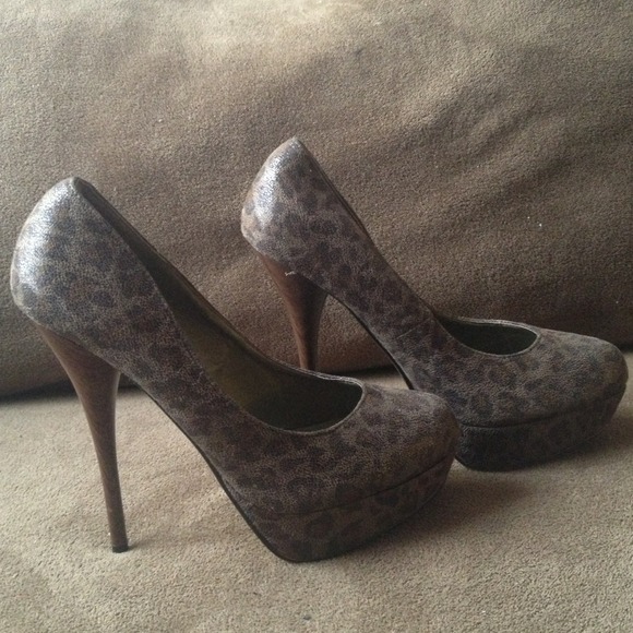 Platform leopard print pumps with brown heel. - Picture 1 of 4