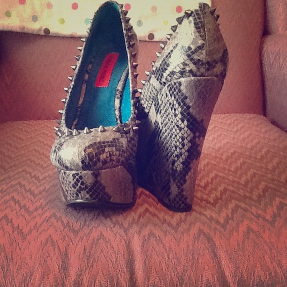 London rebel wedges