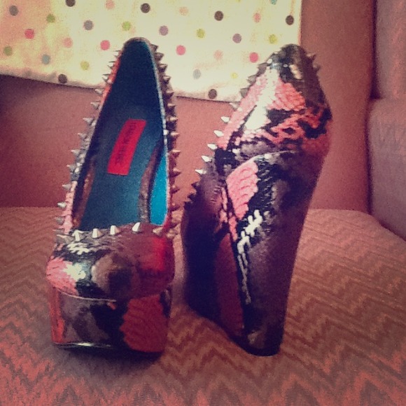 Wedges from London rebel