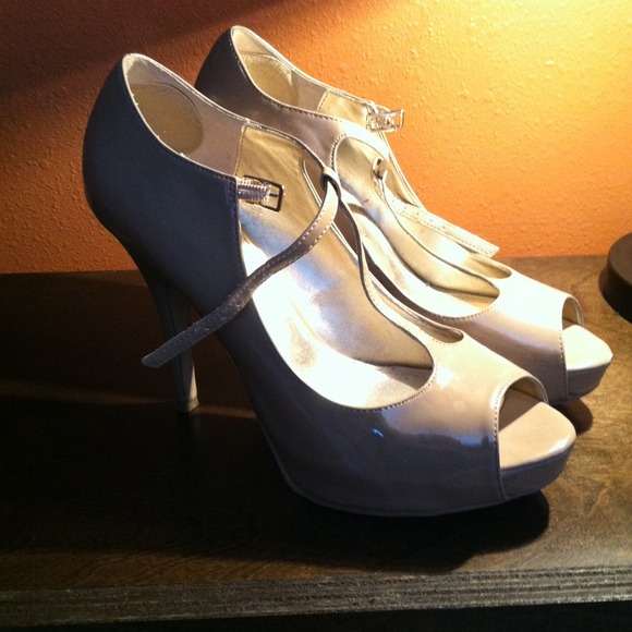 Bakers Shoes - ❤REDUCED❤Classy nude heels!