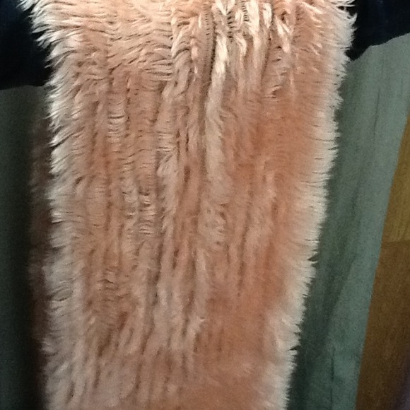 Furry scarf - Picture 3 of 3