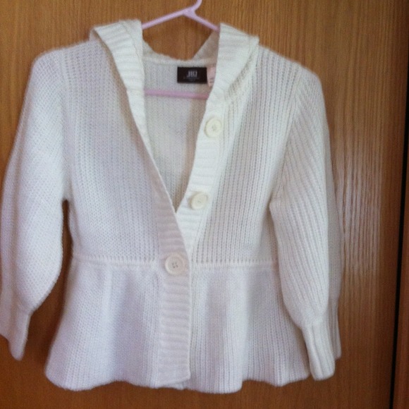 Adorable white cardigan!