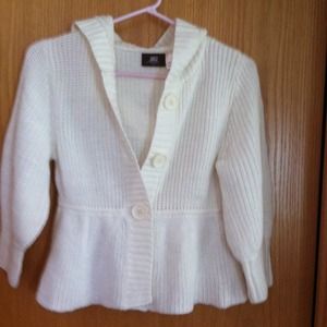Adorable white cardigan!