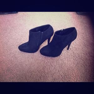 💢RESERVED💢 Black booties and patent heels