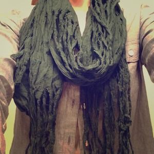 ❌Sold in bundle ❌Emerald green fringed scarf.