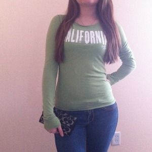 Hollister Long Sleeve Tee. Small.