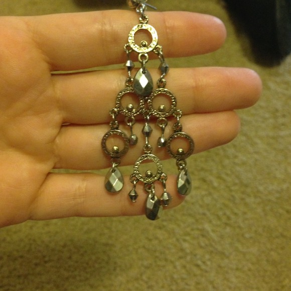 Sold!!! Beautiful two tone chandelier earrings