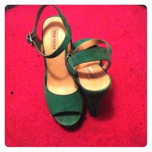 MARKDOWN*** Teal Steve Madden heel.