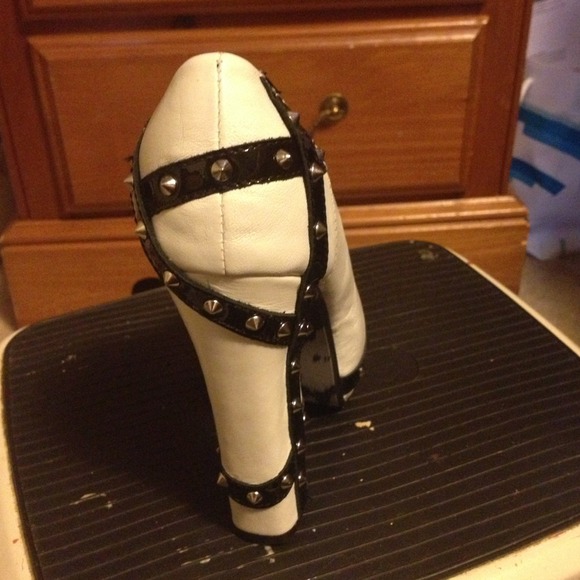 New never worn black and white pumps. - Picture 2 of 2