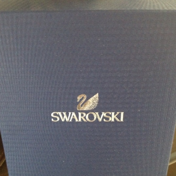 *HOLD * Beautiful Swarovski purple earrings .