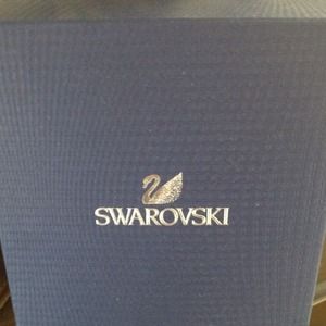 *HOLD * Beautiful Swarovski purple earrings .