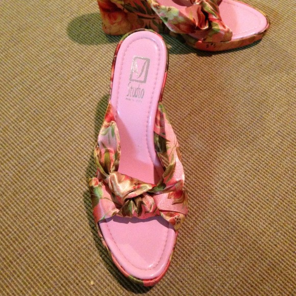 Asian-style wedges. Perfect for Summer. - Picture 2 of 3