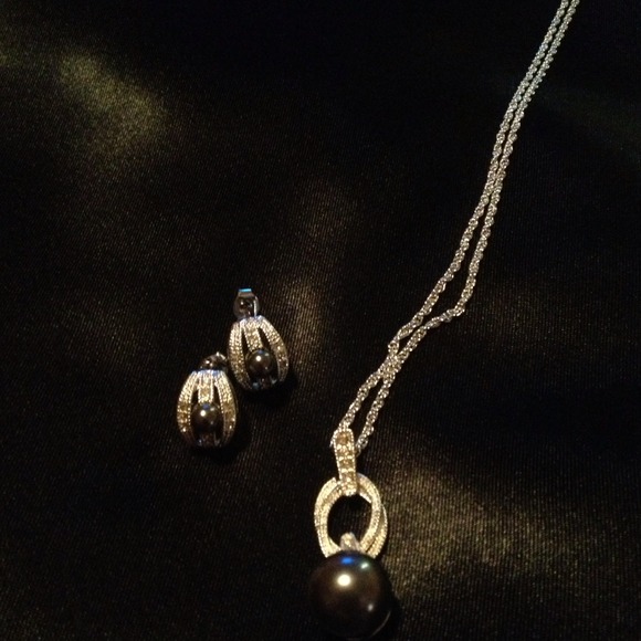 📛📛SOLD WITH BUNDLE 📛📛Fiorella necklace set