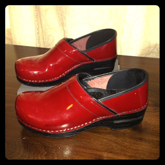 Dansko in patent leather red