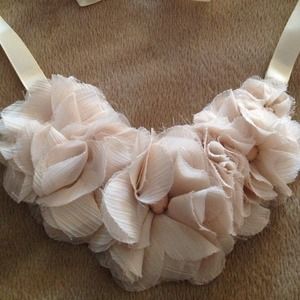 Ruffled necklace