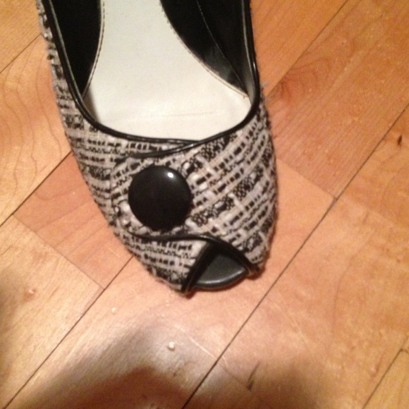 Chinese Laundry Black & white knit peep toe pumps - Picture 3 of 4