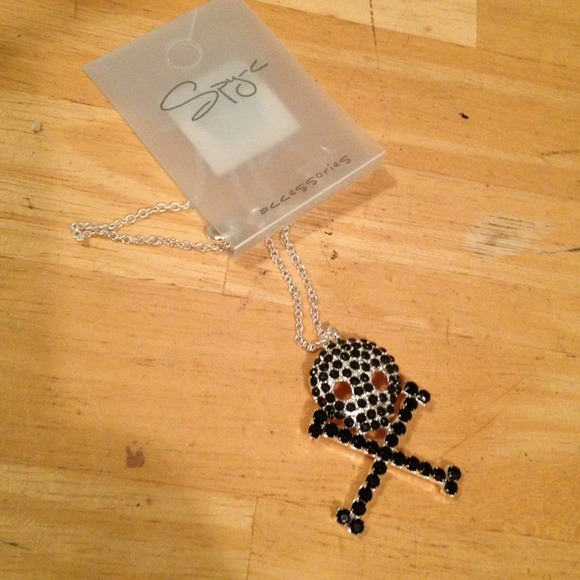 Sold!Cute skull with black rhinestone neckclace !!
