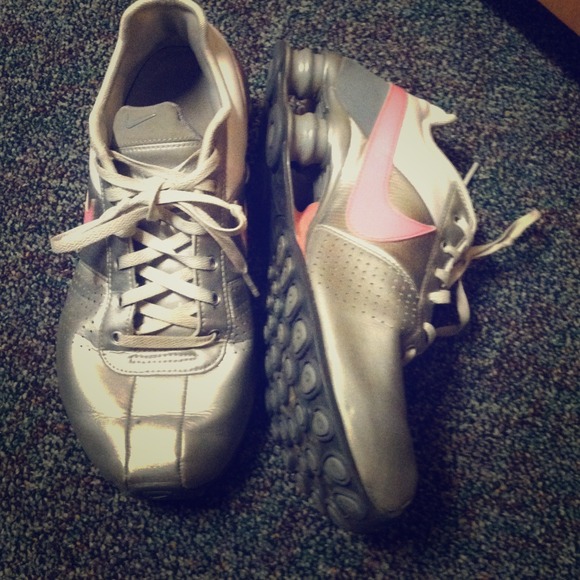 Nikie shock running shoe