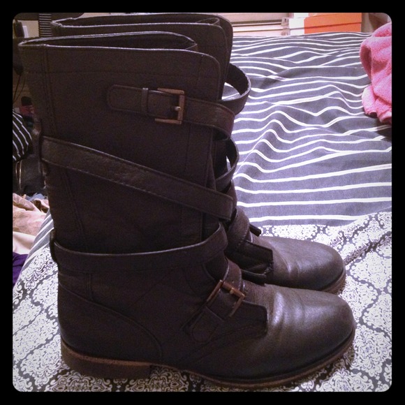 Riding boots 😎 HOLDING IT UNTIL LATER TODAY 😘