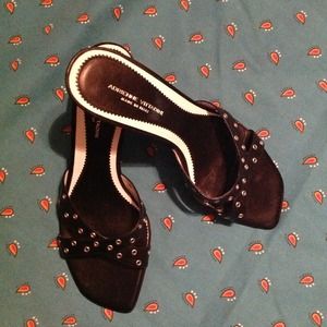 ⬇Price reduced⬇Black leather kitten heel