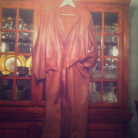 Fine leather coat with silky feel. Lined