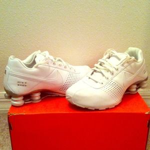 White Nike Shox deliver (GS)