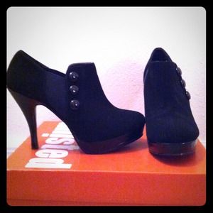 Black full coverage heels